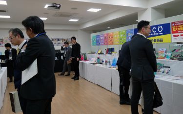 新日本カレンダーDECO展示会／商品単価アップ、高額雑貨も好調
