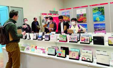 JCAL2026新作カレンダー展示会「新機軸に切り込む新作 業界1600点が勢揃い」